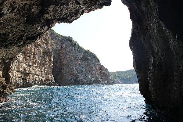 2. Blue cave (modrá jeskyně) získala své jméno podle zářivě modré barvy, která vzniká lomem pronikajících slunečních paprsků